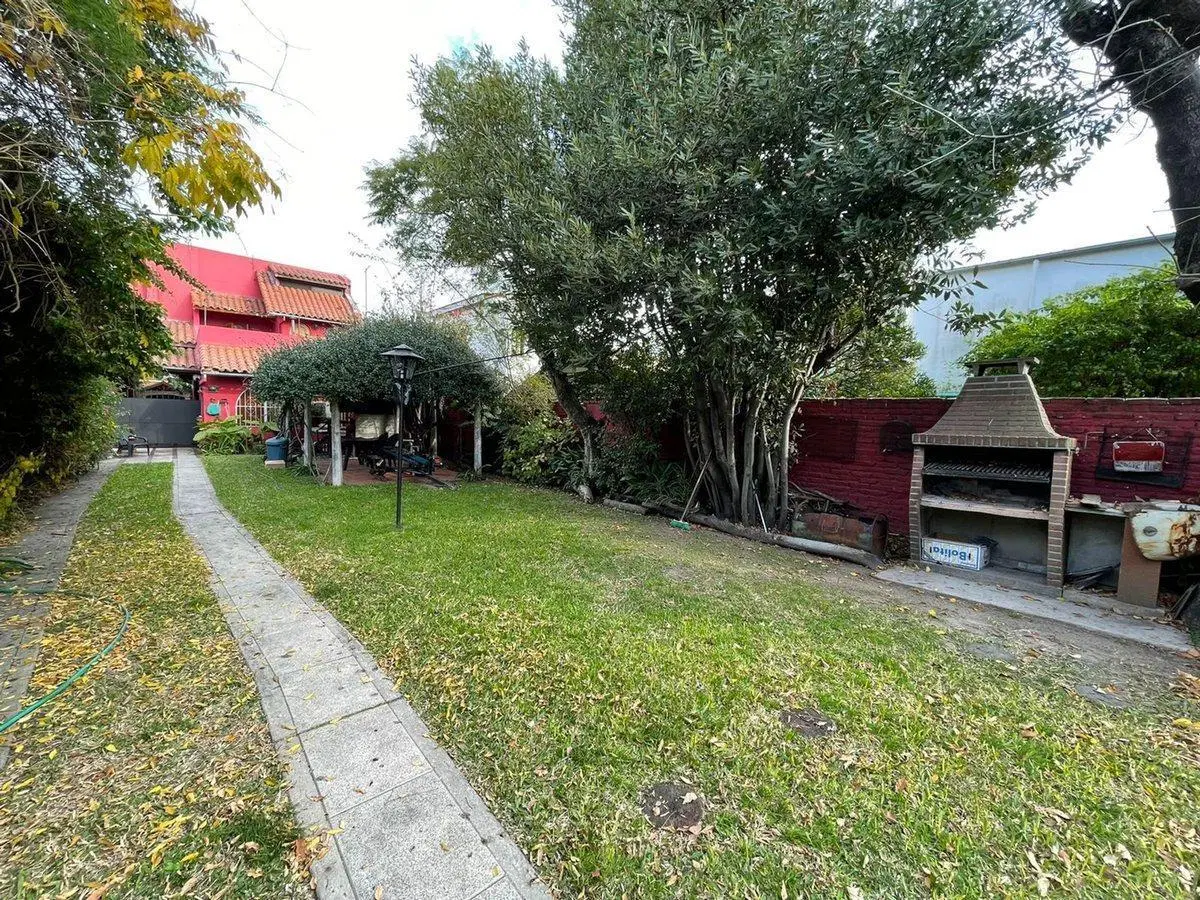 CASA 5 AMB. C/PARQUE Y PILETA LOMAS  APTO CREDITO 4