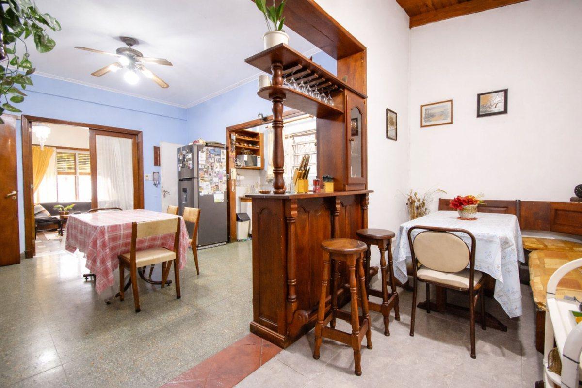 CASA EN VENTA TEMPERLEY - GRAN LOTE 688 M2