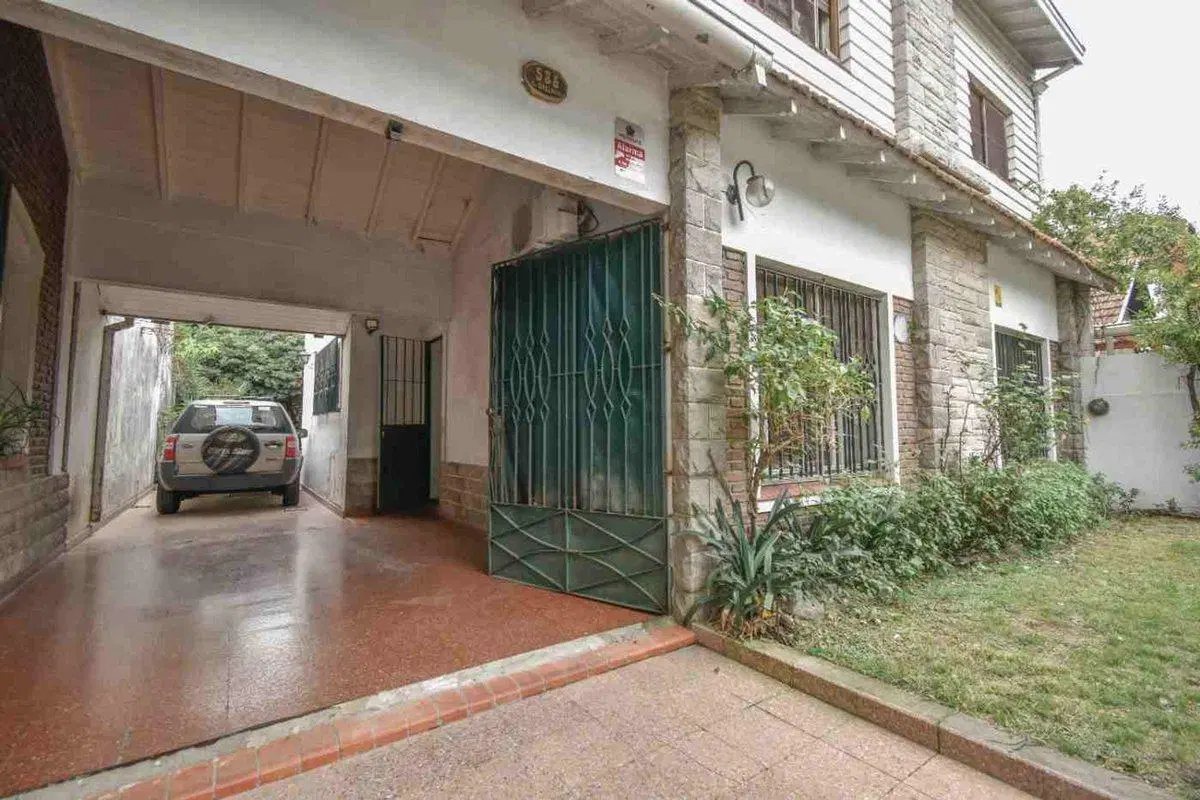 CASA EN VENTA TEMPERLEY - GRAN LOTE 688 M2 2