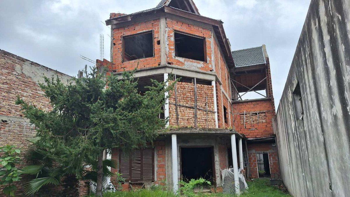 Lote de 375m2 + construcción en 3 plantas (331 m2)