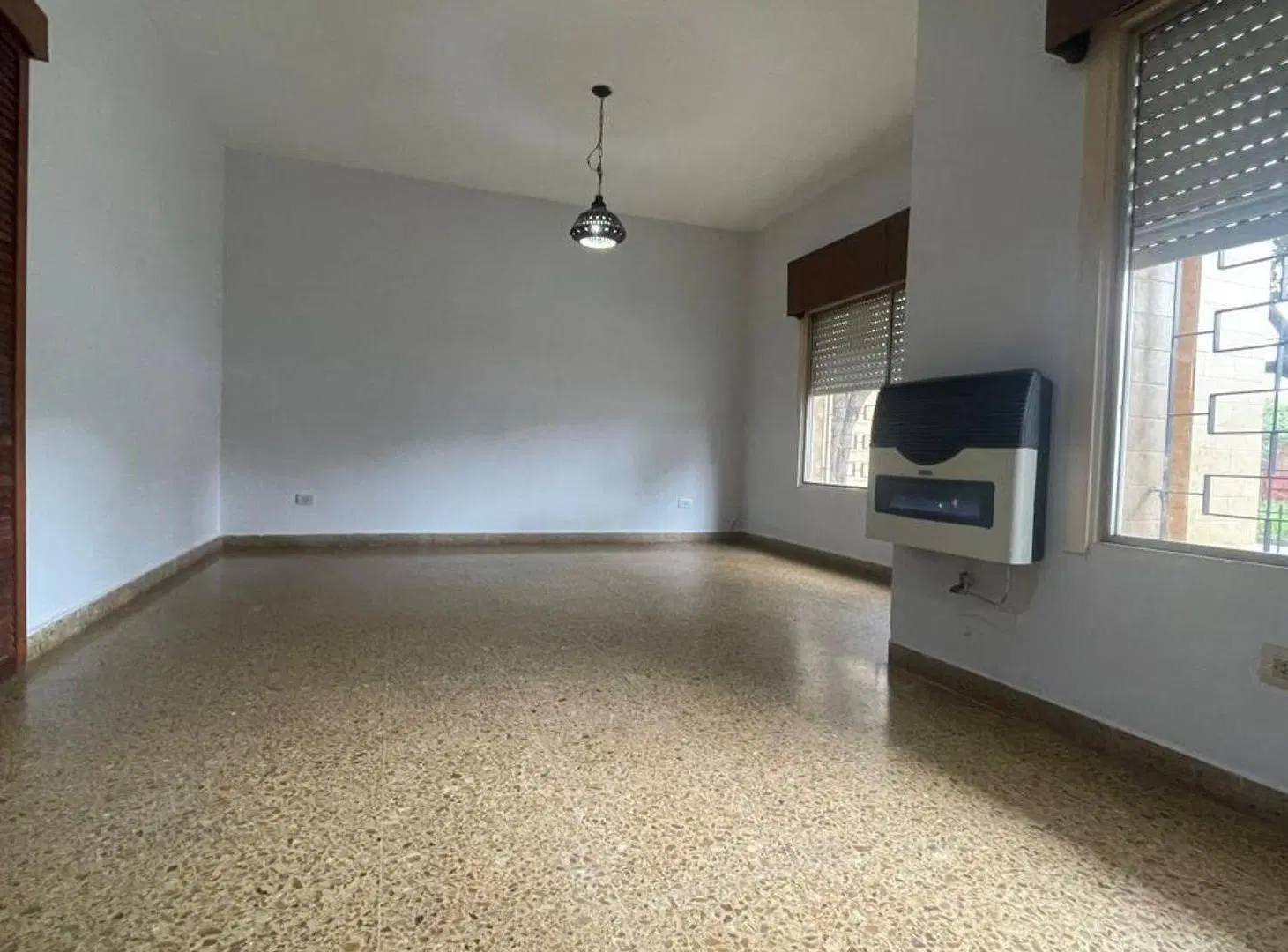 Casa de 4 Ambientes  con cochera y patio- Alquiler 4