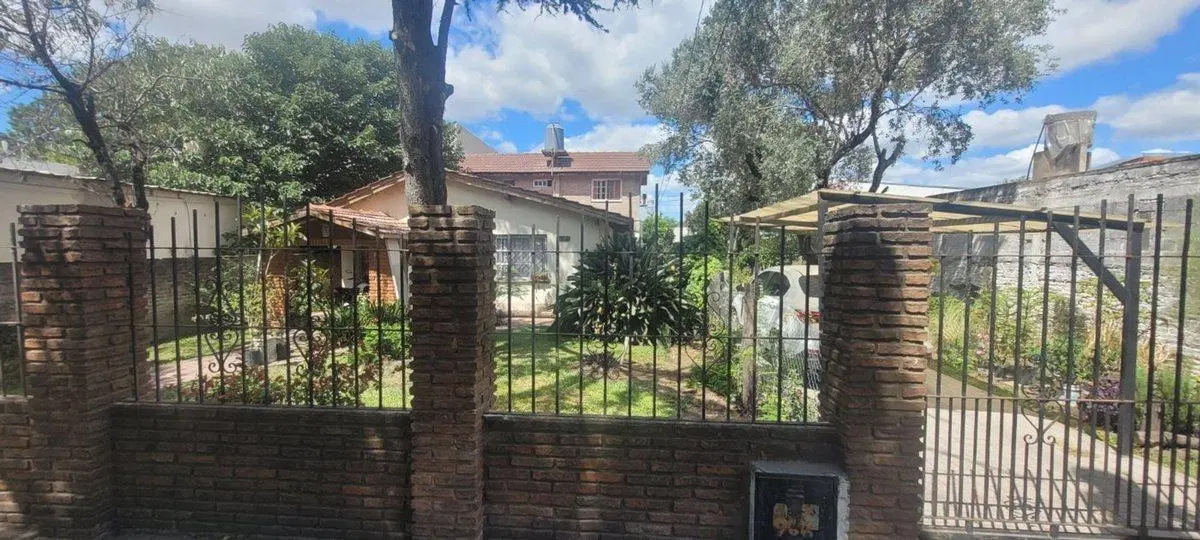 CASA 5 AMB. + Depto. 3 Amb. FONDO LOTE 718 METROS 4