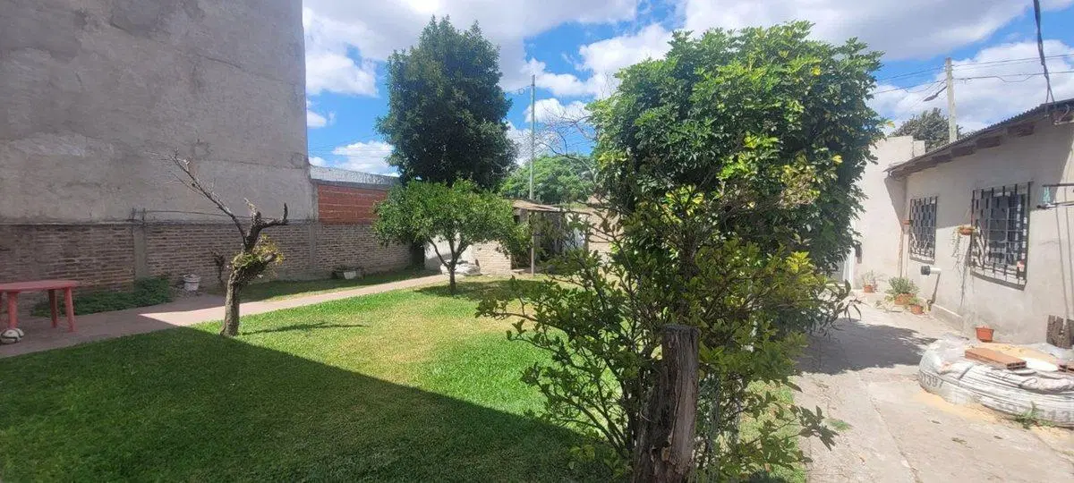 CASA 5 AMB. + Depto. 3 Amb. FONDO LOTE 718 METROS 2