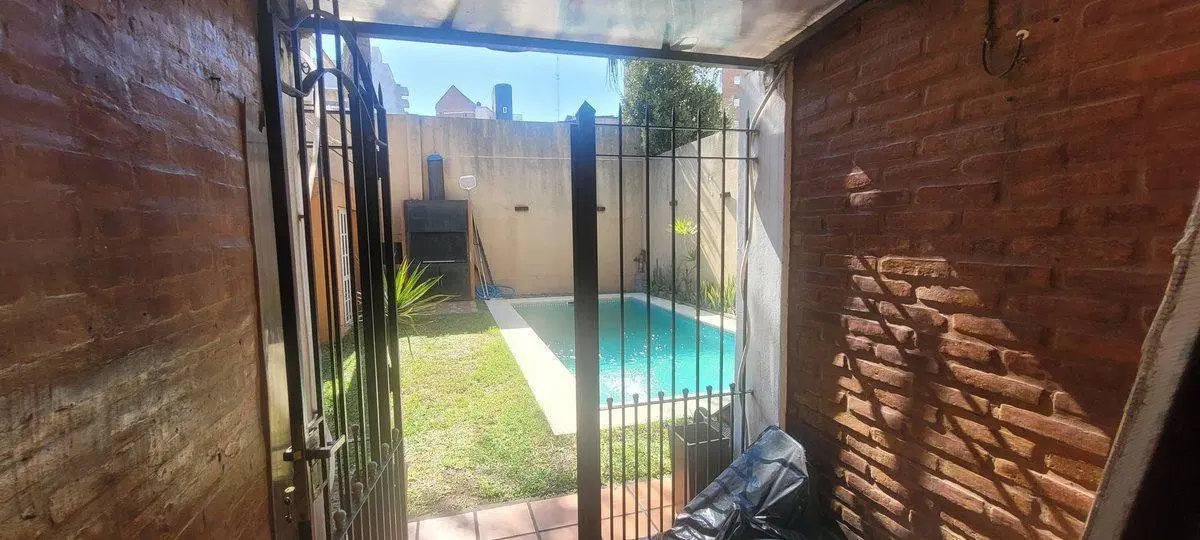 CASA 4 Amb. GARAGE PARQUE PILETA VESTUARIO Y DUCHA 2