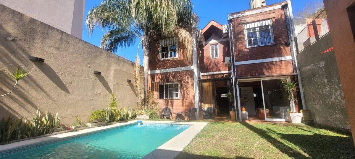 CASA 4 Amb. GARAGE PARQUE PILETA VESTUARIO Y DUCHA 3