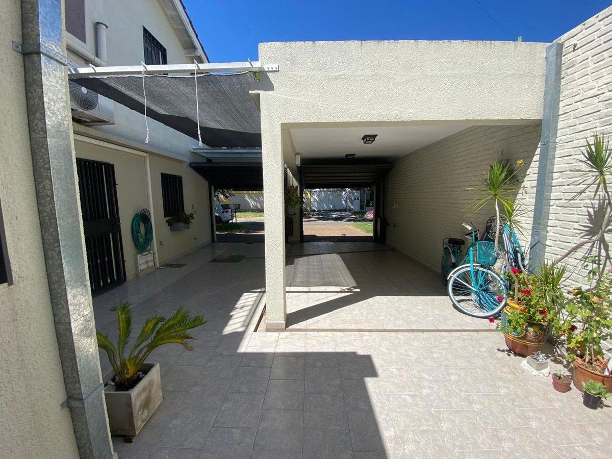 Foto de VENTA IMPORTANTE CHALET 5 AMBIENTES, BANFIELD R, imagen 5