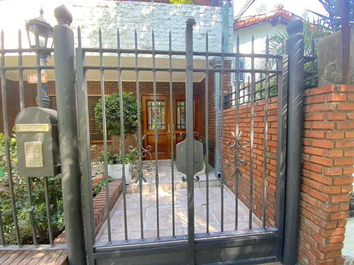 VENTA IMPORTANTE CHALET 5 AMBIENTES, BANFIELD R 3