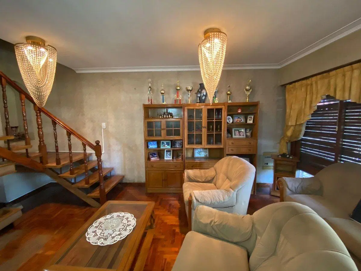 VENTA CASA 4 AMB / JARDIN / QUINCHO / COCHERA 2