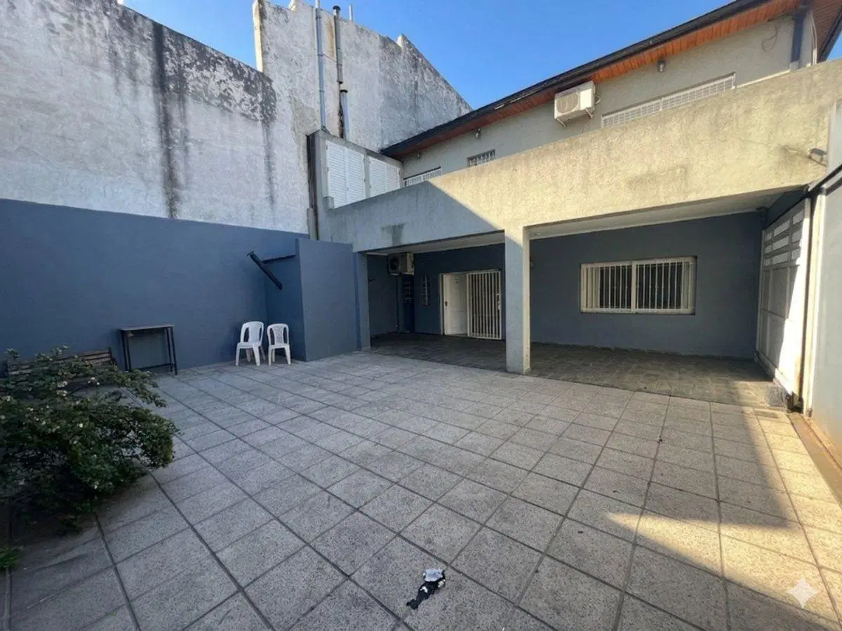 VENTA DE AMPLIO CHALET 6 AMB, COCHERA, PATIO, 2