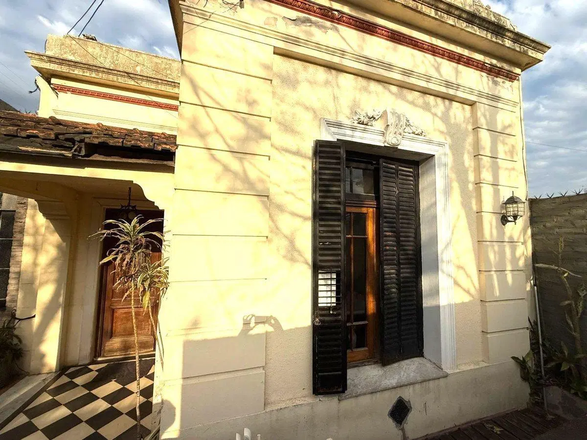 CASA 3 AMB. C/PILETA, QUINCHO, PATIO Y COCHERA 3