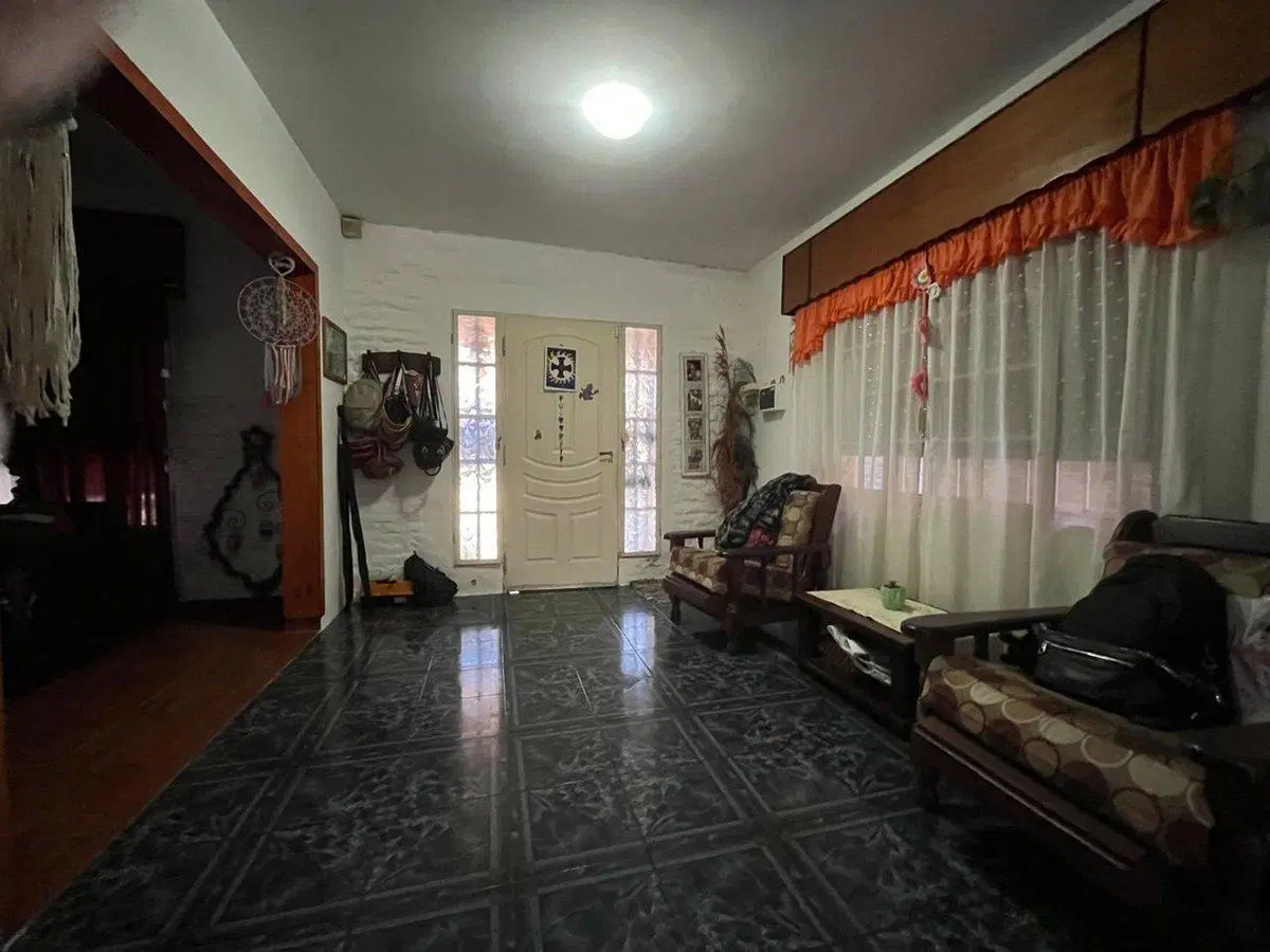 CASA EN VENTA DE 4 AMB. BANFIELD EXCELENTE ESTADO 3