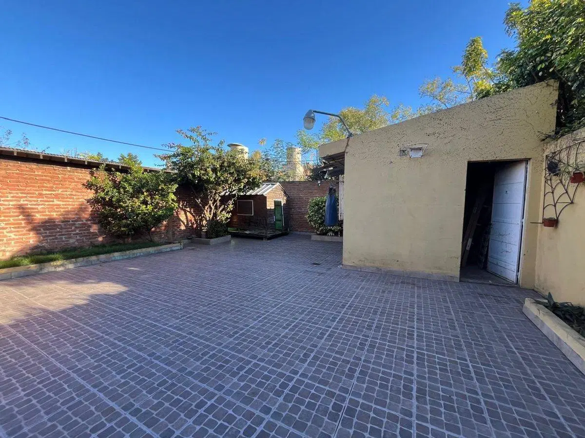 CASA EN VENTA DE 4 AMB. BANFIELD EXCELENTE ESTADO 2