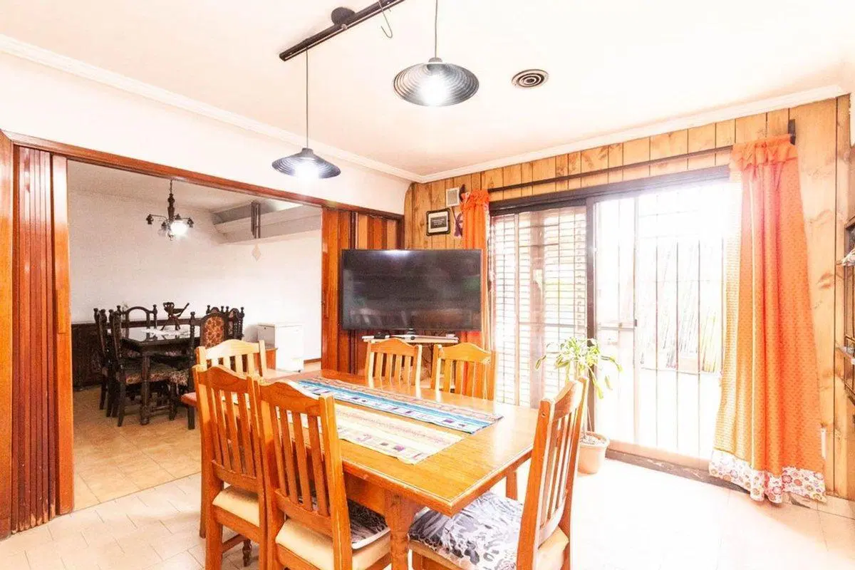 Casa multifam. en lote de 8,66 x 26,98 c/galpón 2