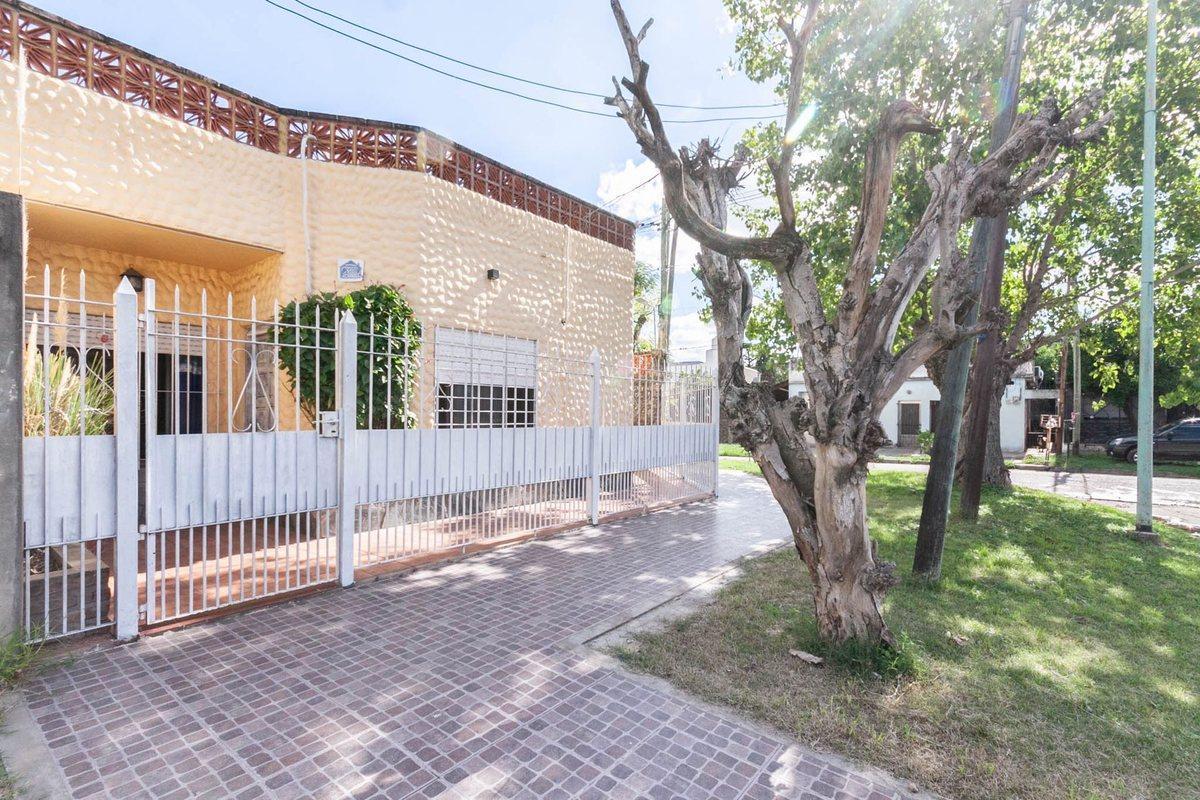 CASA 3 DORM C/QUINCHO/COCHERA,TERRAZA,PATIO LOMAS