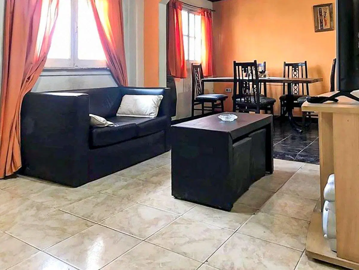 Venta casa 4 ambs. Fondo libre. Jardín al frente 5