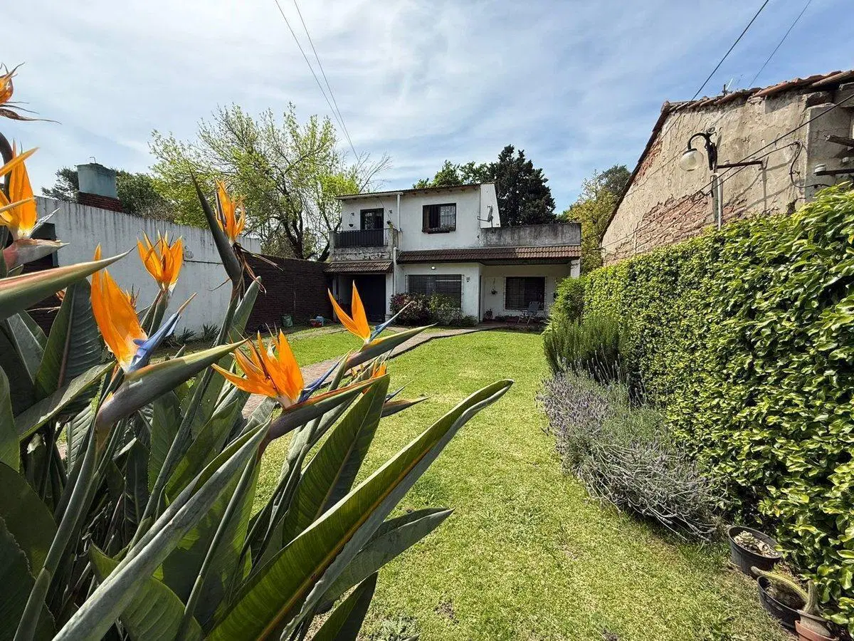 CASA 5 AMB, CON  PARQUE Y COCHERA ATO CREDITO 8