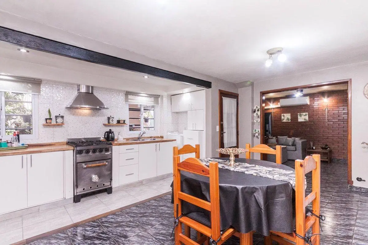 CASA PARA 2 FAMILIAS CON 2 COCHERAS Y JARDIN 2