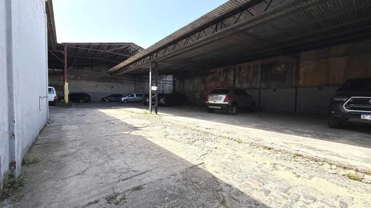 ALQUILER GALPÓN + LOCALES DE 907m² Av. H.Yrigoyen 3