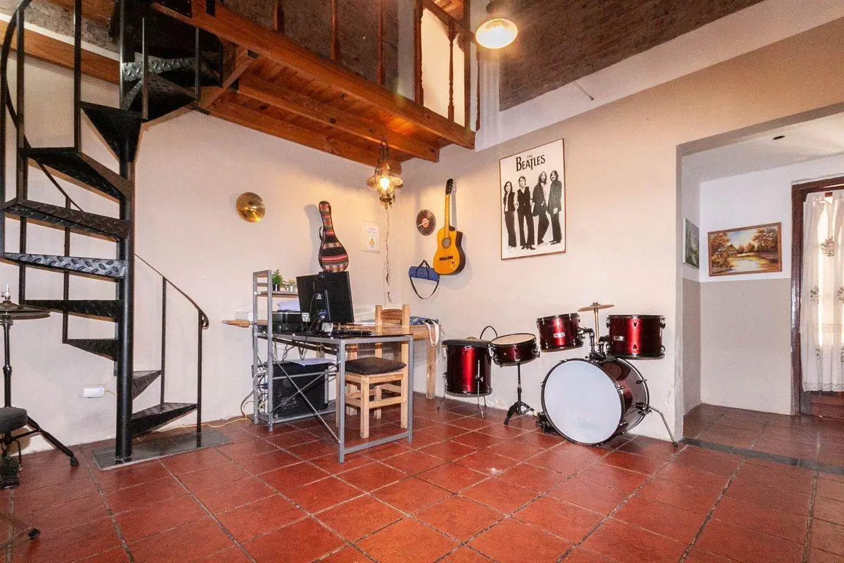 Casa 5 amb con garage, salon educativo, depto 2amb 2
