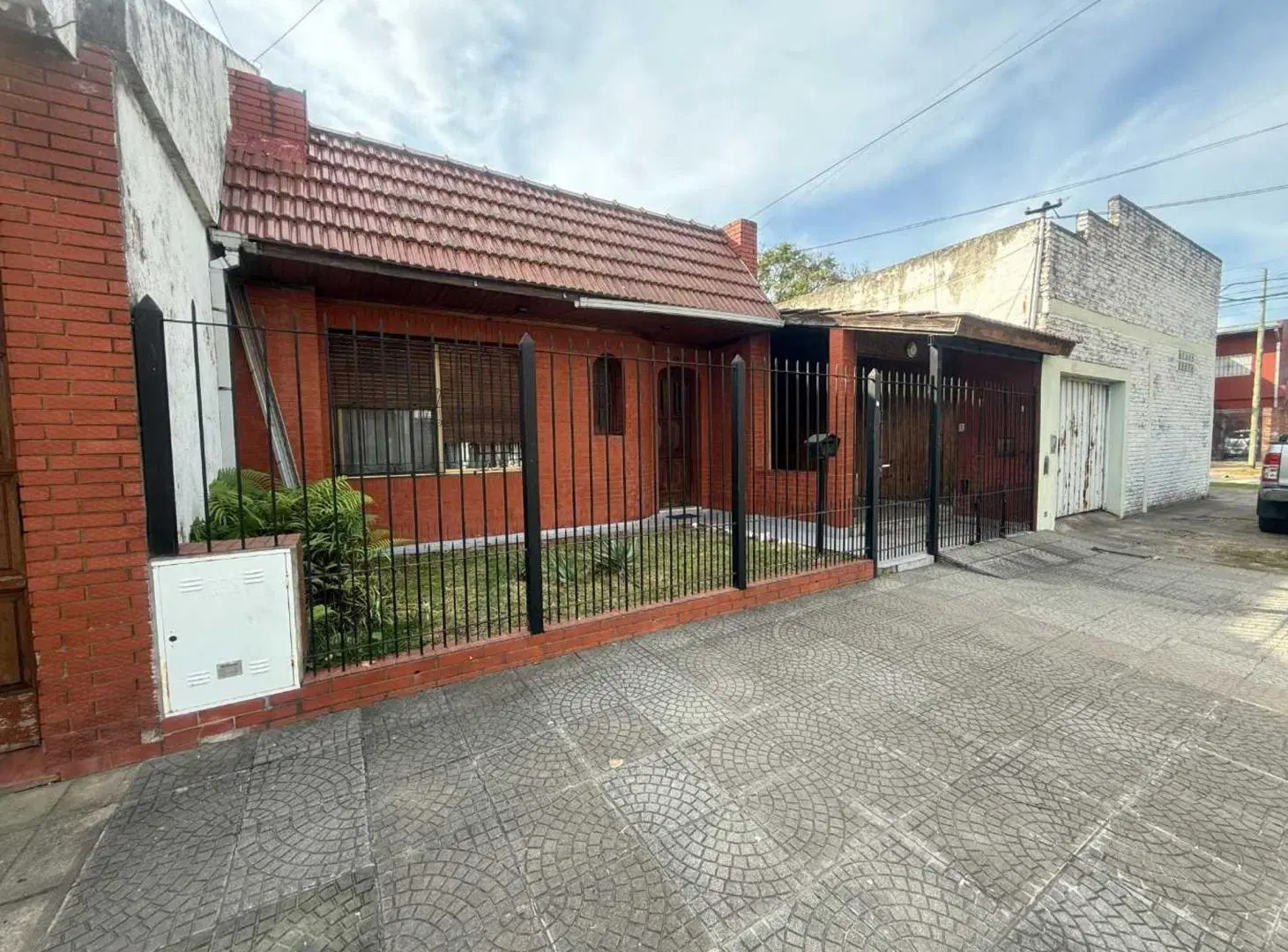 VENTA CASA 4 AMBIENTES CON COCHERA Y PATIO LANUS 3