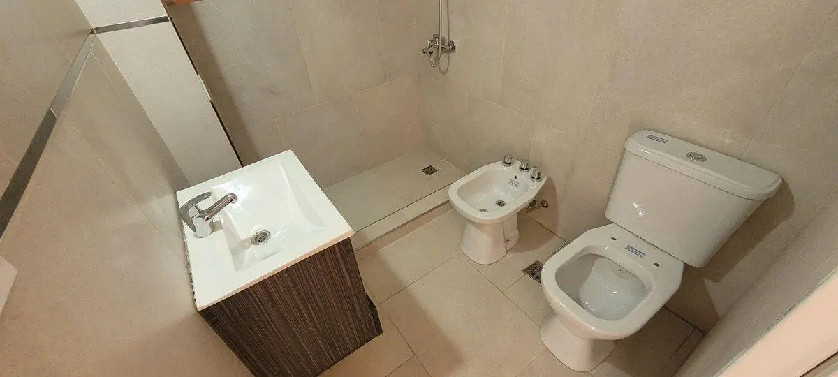 Amplio monoambiente con balcón al frente. Lanusita 2