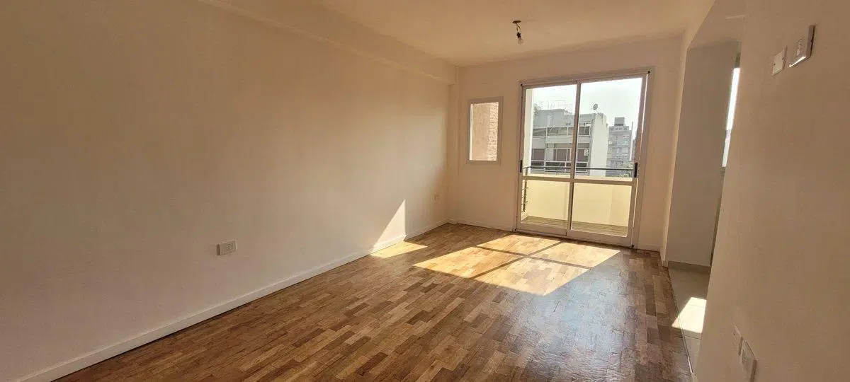 Amplio monoambiente con balcón al frente. Lanusita 4
