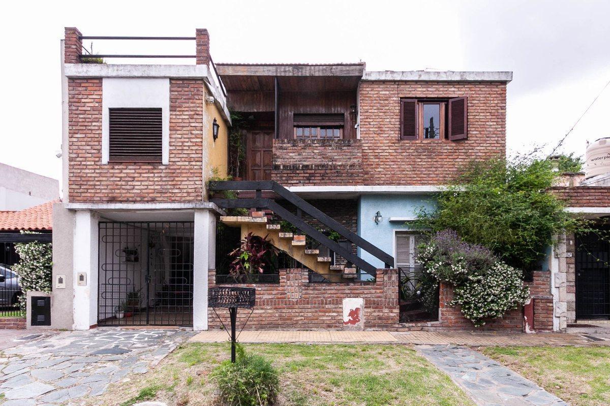 Venta Casa p/ 2 familias c/ patio, coch y terraza