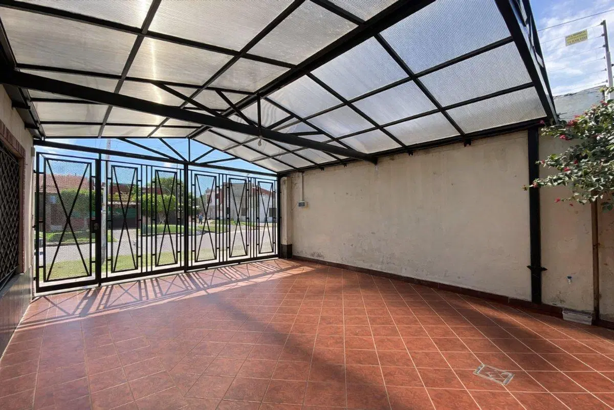 CASA 3 AMB CON PATIO, LAVADERO Y COCHERA + LOCAL! 3