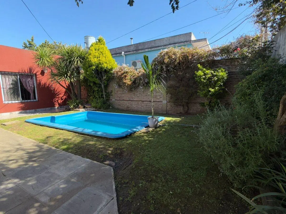 VENTA CASA-3 AMBTS.C/PQUE, PILETA, QUINCHO COCHERA 3