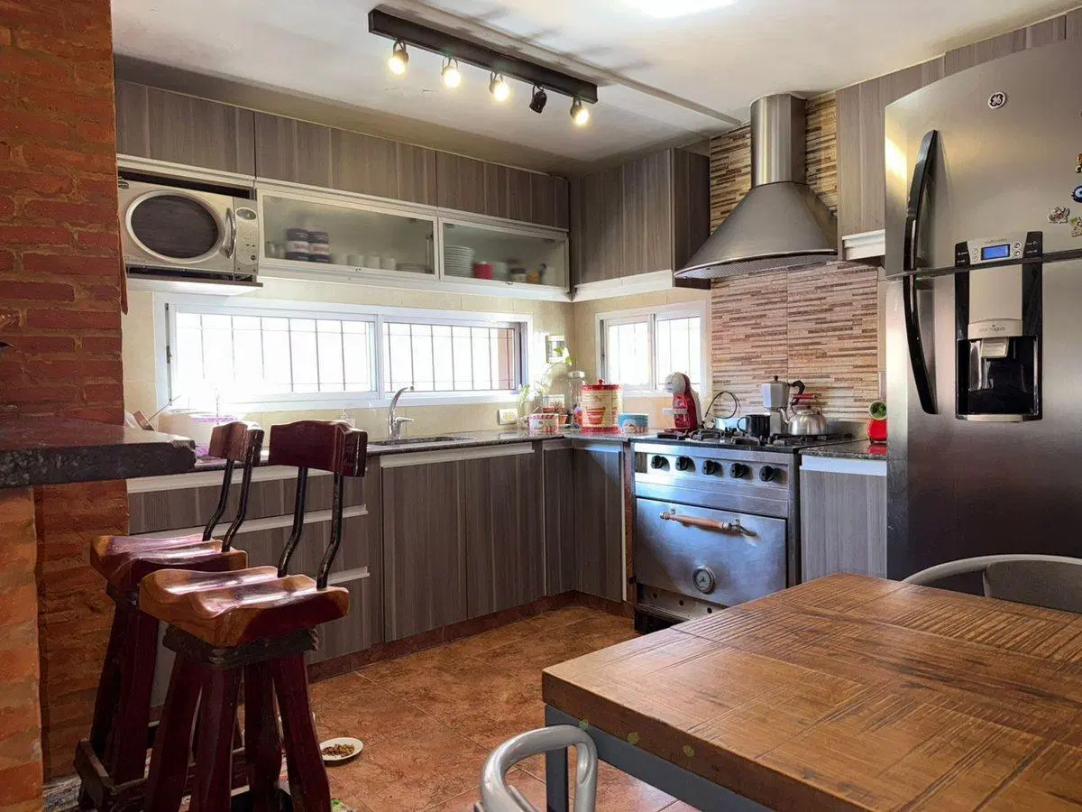 VENTA CASA-3 AMBTS.C/PQUE, PILETA, QUINCHO COCHERA 4