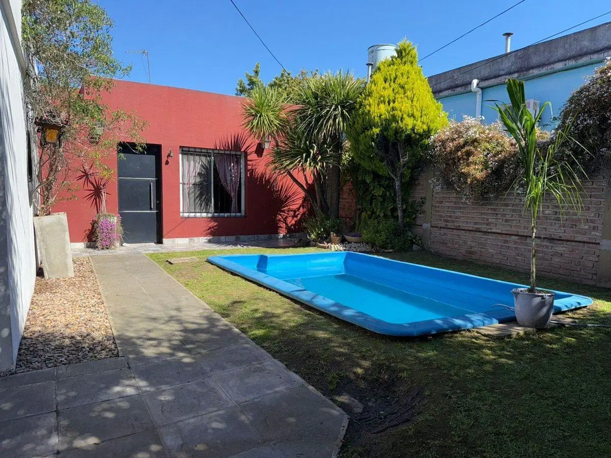 VENTA CASA-3 AMBTS.C/PQUE, PILETA, QUINCHO COCHERA 5