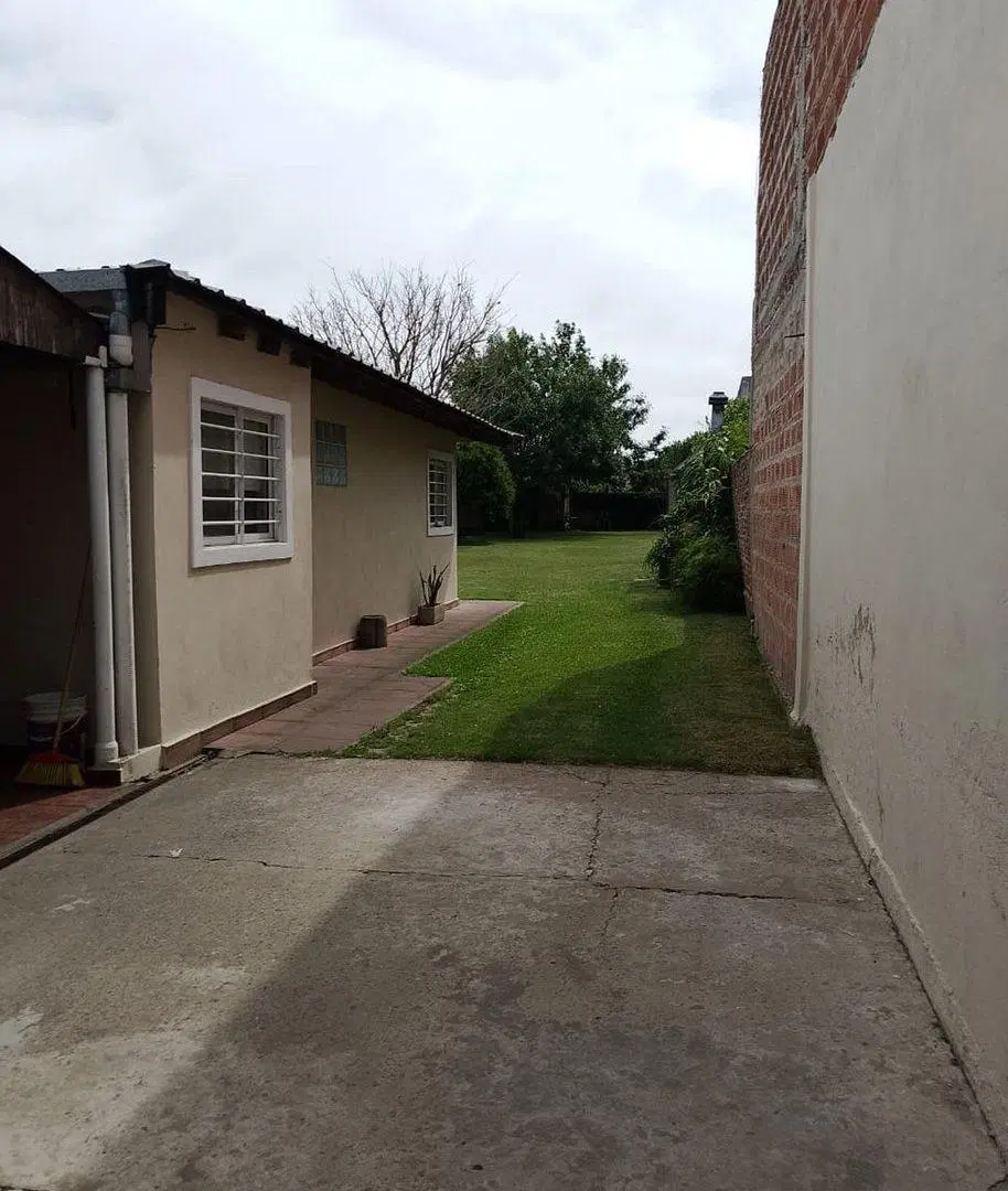 VIVIENDA MULTIFAMILIAR EN CLAYPOLE - GRAN TERRENO 4