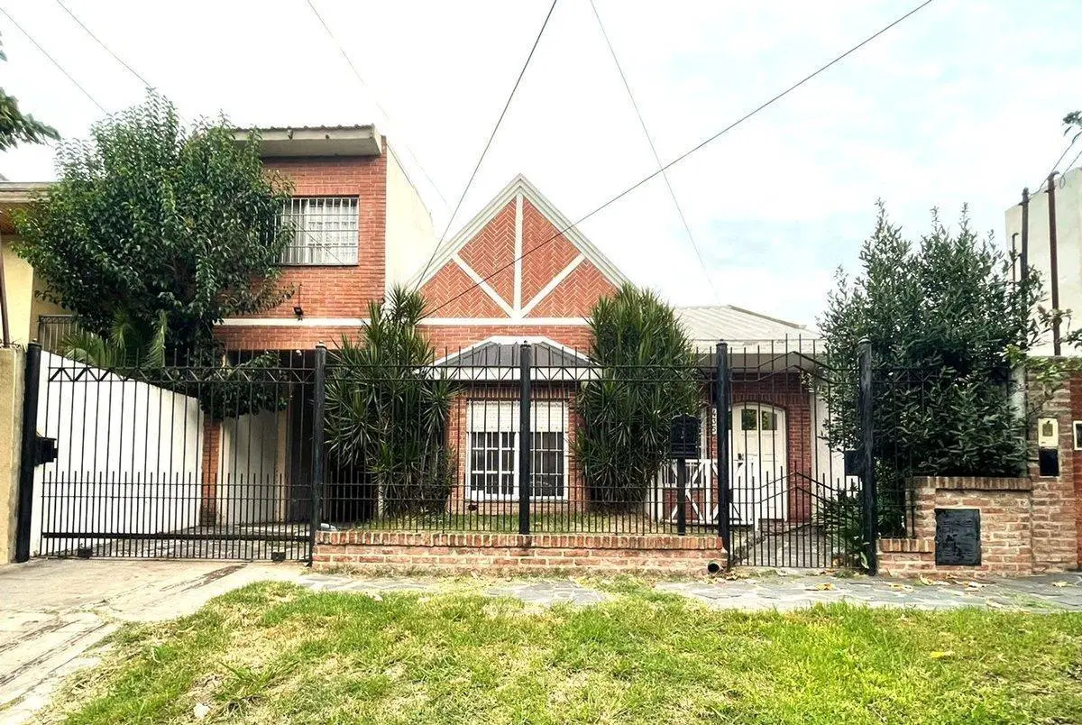 VENTA CHALET DE DOS PLANTAS EN ADROGUE 2