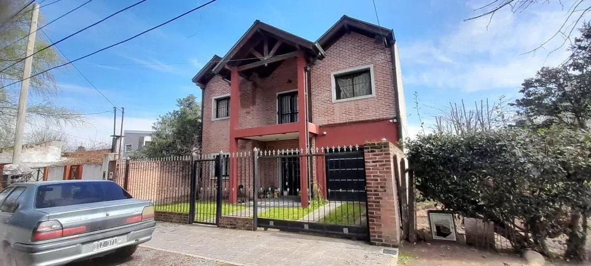 CASA  EN A. KORN C/GARAGE Y FDO LIBRE .FINANCIA 5