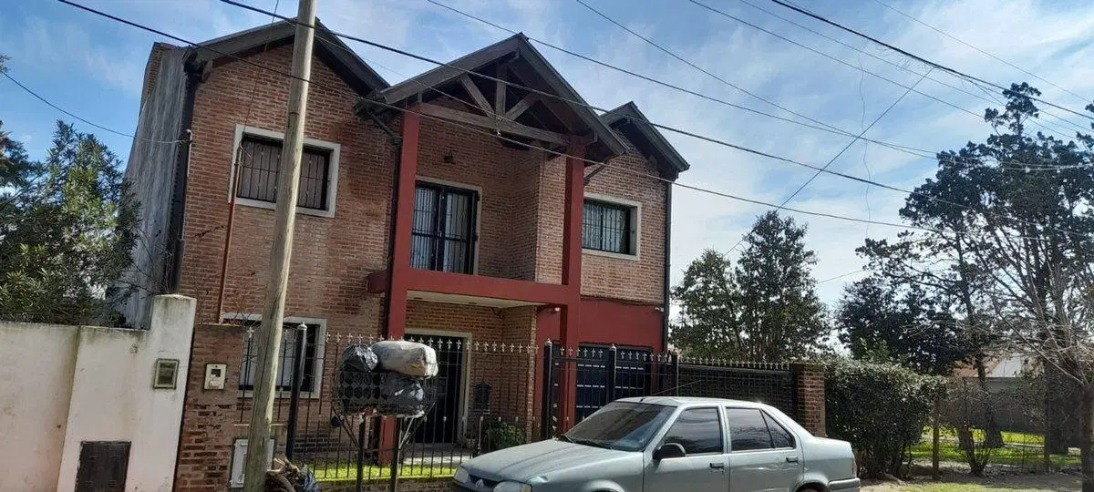CASA  EN A. KORN C/GARAGE Y FDO LIBRE .FINANCIA 2