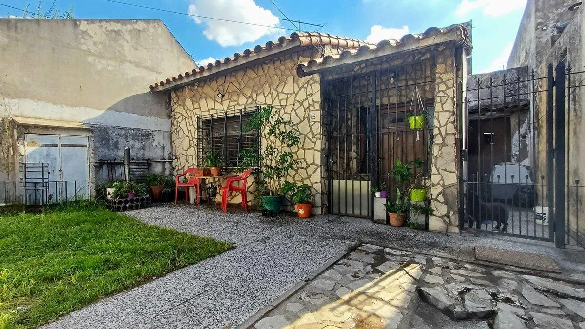 CASA CON 2/3 DORM.+FONDO+QUINCHO + LOCAL Y COCHERA 2