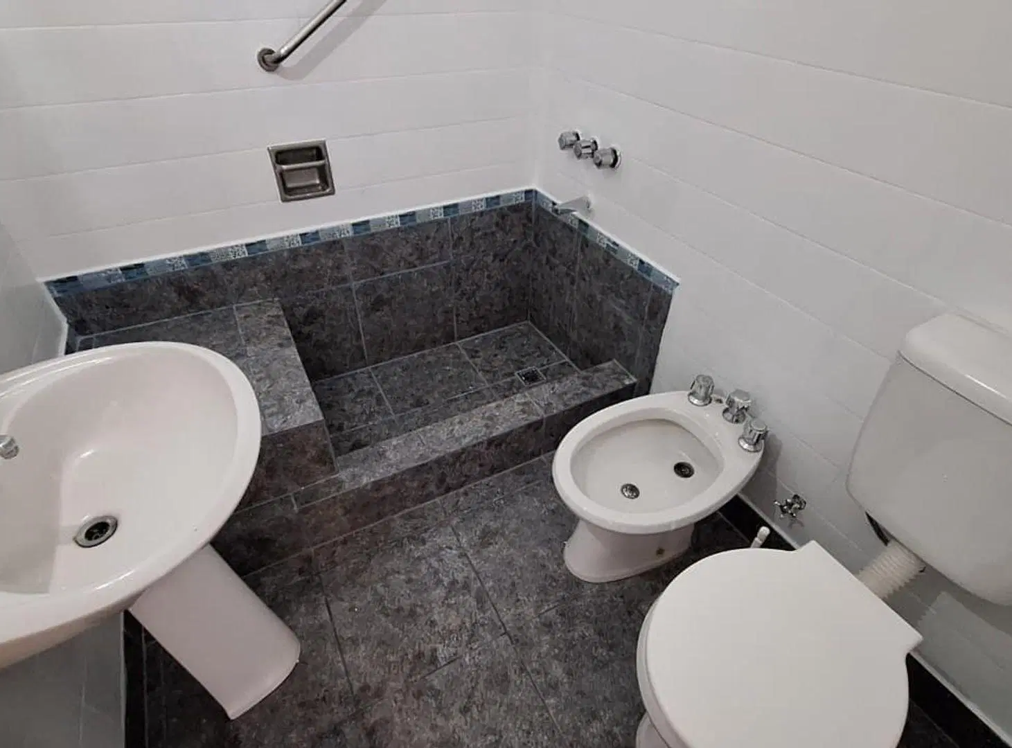 VENTA DPTO 2 AMB sobre AV H. YRIGOYEN APTO CREDITO 5
