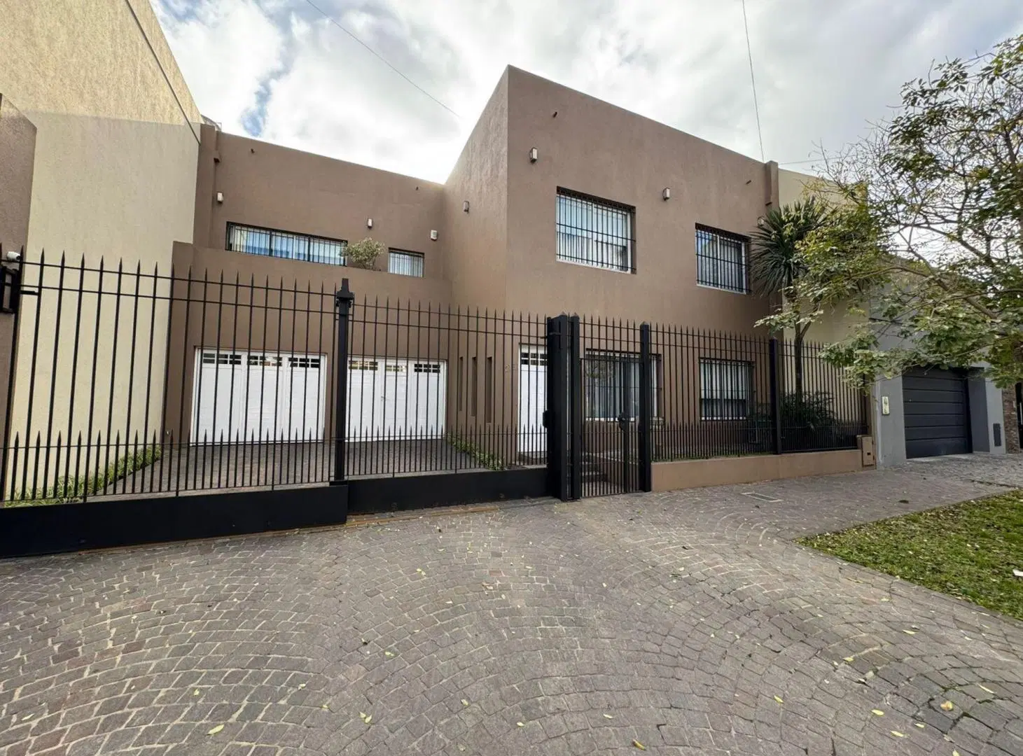 LA MEJOR CASA DE LANUS, PARQUE, PILETA, COCHERA. 2