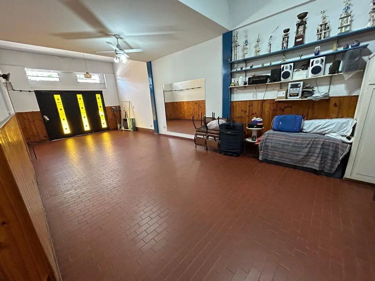 PH  TIPO CASA 3 AMB AL FRENTE CON COCHERA LANUS O 8