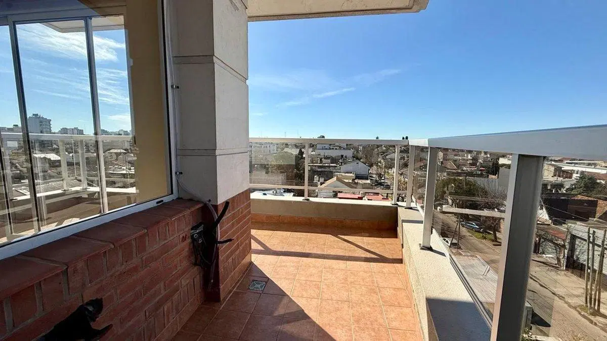 HERMOSO DPTO 3 AMBIENTE C/COCHERA AV. MITRE WILDE 4