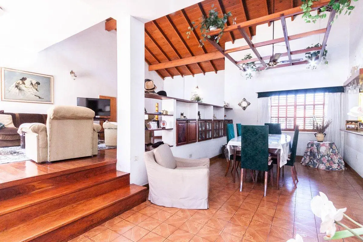 HERMOSA CASA 5 AMBIENTES lote 13,50 x 56 mts 2