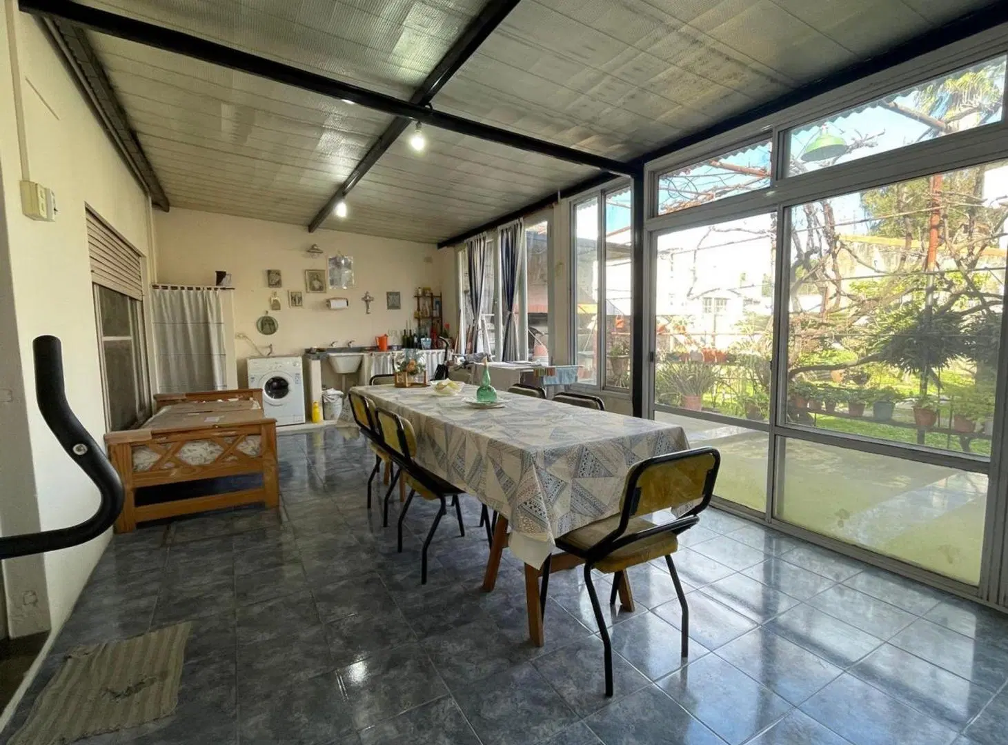 CASA EN VENTA CON COCHERA Y FONDO LIBRE-QUILMES 2