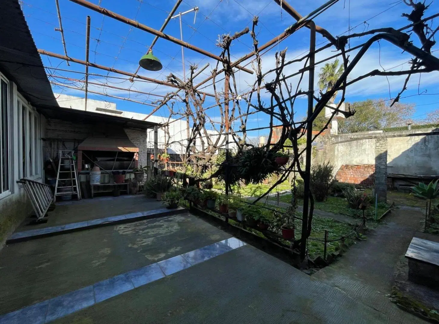 CASA EN VENTA CON COCHERA Y FONDO LIBRE-QUILMES 4