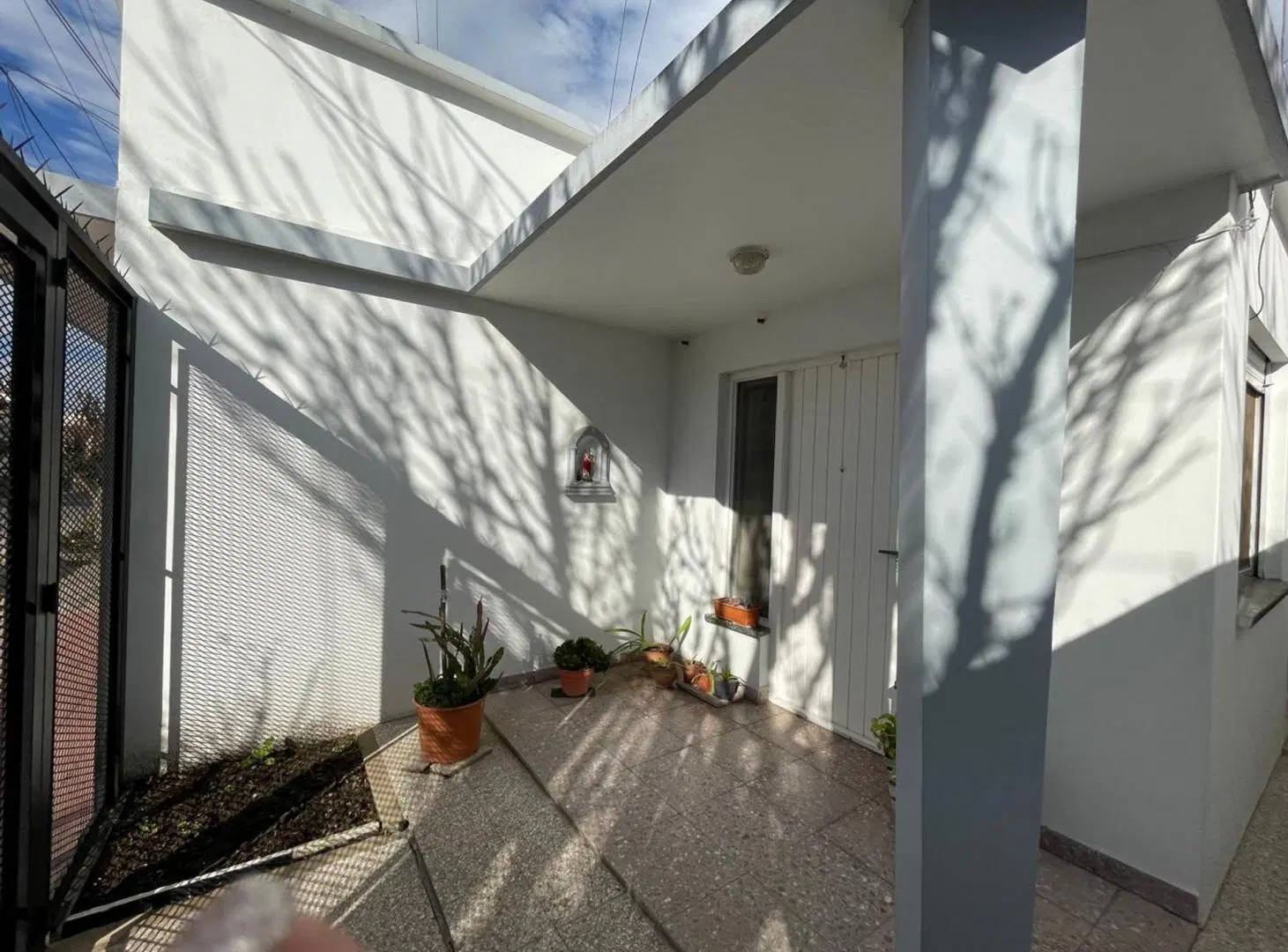 CASA EN VENTA CON COCHERA Y FONDO LIBRE-QUILMES 3