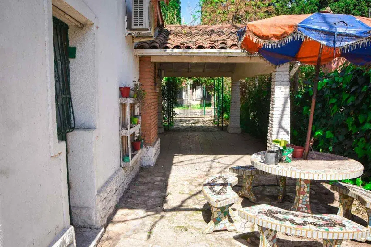 CASA BURZACO BARRIO CORIMAYO AMPLIO TERRENO 4