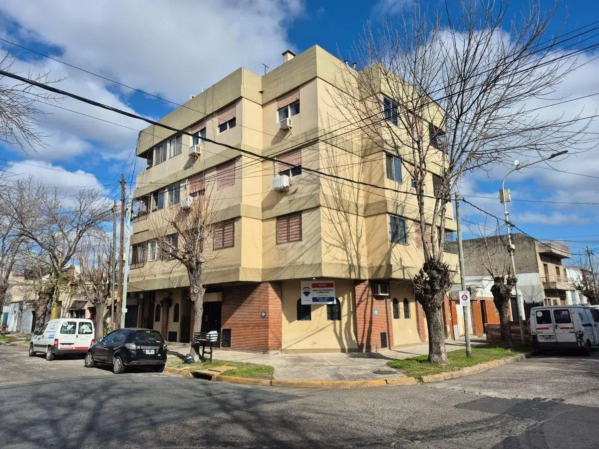Dpto 3 amb frente en venta 2do piso x escal. Lanús 3