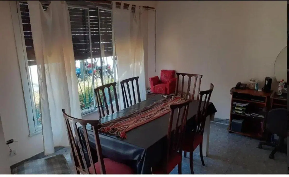 Casa en venta al frente, en 2 plantas Temperley E 5