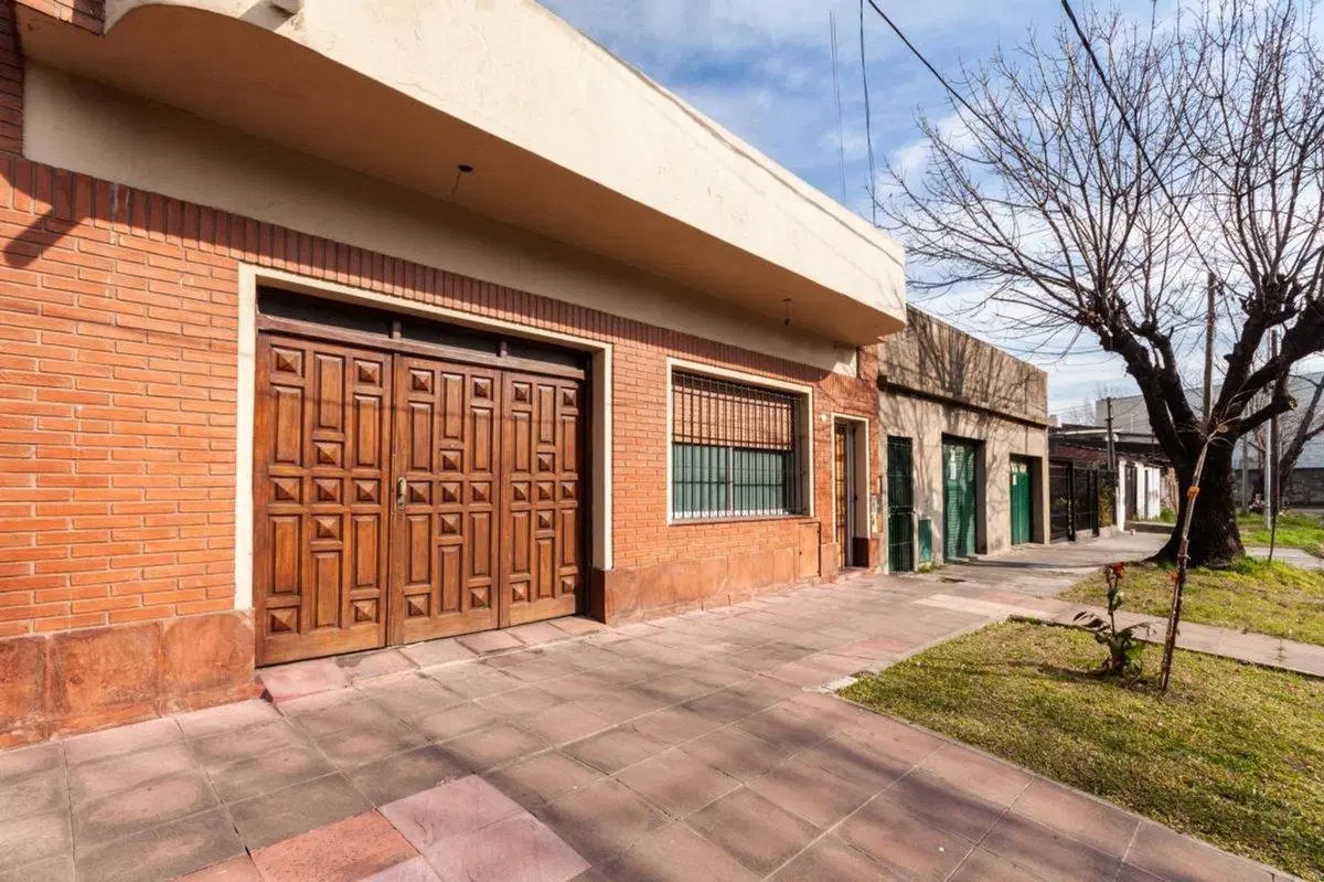 CASA DE 6 AMB CON PATIO ,GARAGE-APTO CREDITO 4