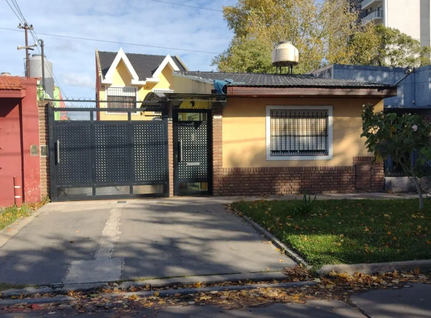 CASA EN VTA AMPLIAS DIMENSIONES MUY BIEN UBICADA. 2