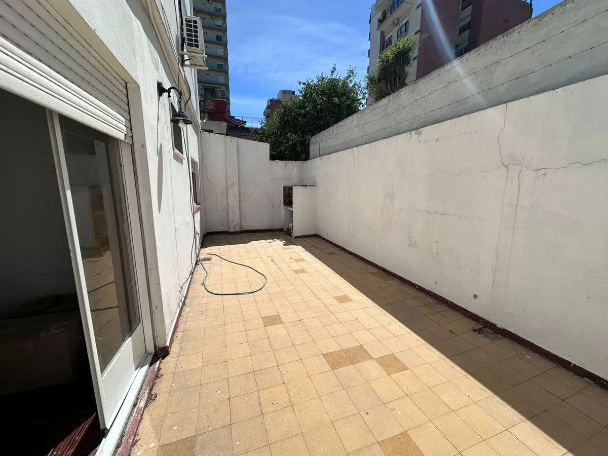 Hermoso Departamento con patio, excelente zona 2